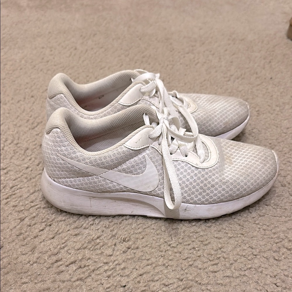 Nike White Sneakers Sleek Minimalist Design
